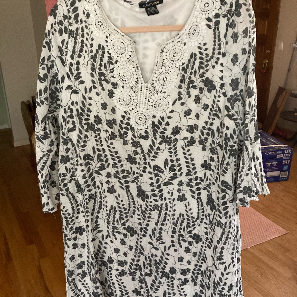 Robert Louis Cream 3/4 Sleeve Bib Collar Tunic